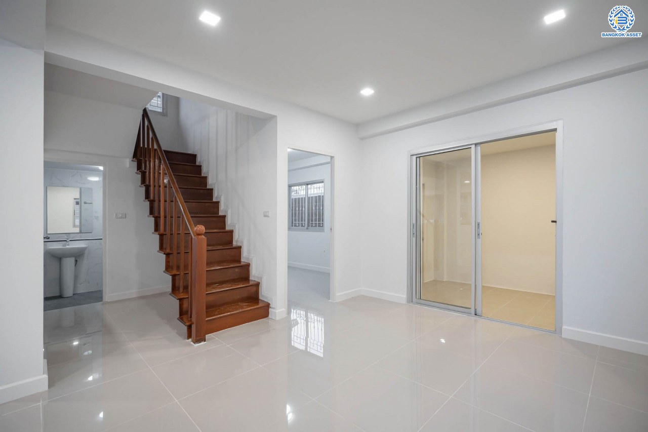 บ้านมือสองตกแต่งใหม่ โครงการ ศุภาลัยวิลล์ วงแหวน-รัตนาธิเบศร์ เนื้อที่กว้างขวางถึง 57 ตร.ว. ฟังก์ชัน 3 ห้องนอน 2 ห้องน้ำ 1 ห้องอเนกประสงค์ 2 ที่จอดรถ ตอบโจทย์ทุกการเข้าอยู่ บนทำเลเดินทางสะดวก เชื่อมต่อถนนหลายเส้นทาง เพียง 15 นาทีก็ถึงรถไฟฟ้าสายสีม่วง "สถานีคลองบางไผ่" ใกล้ทางด่วน "กาญจนาภิเษก"